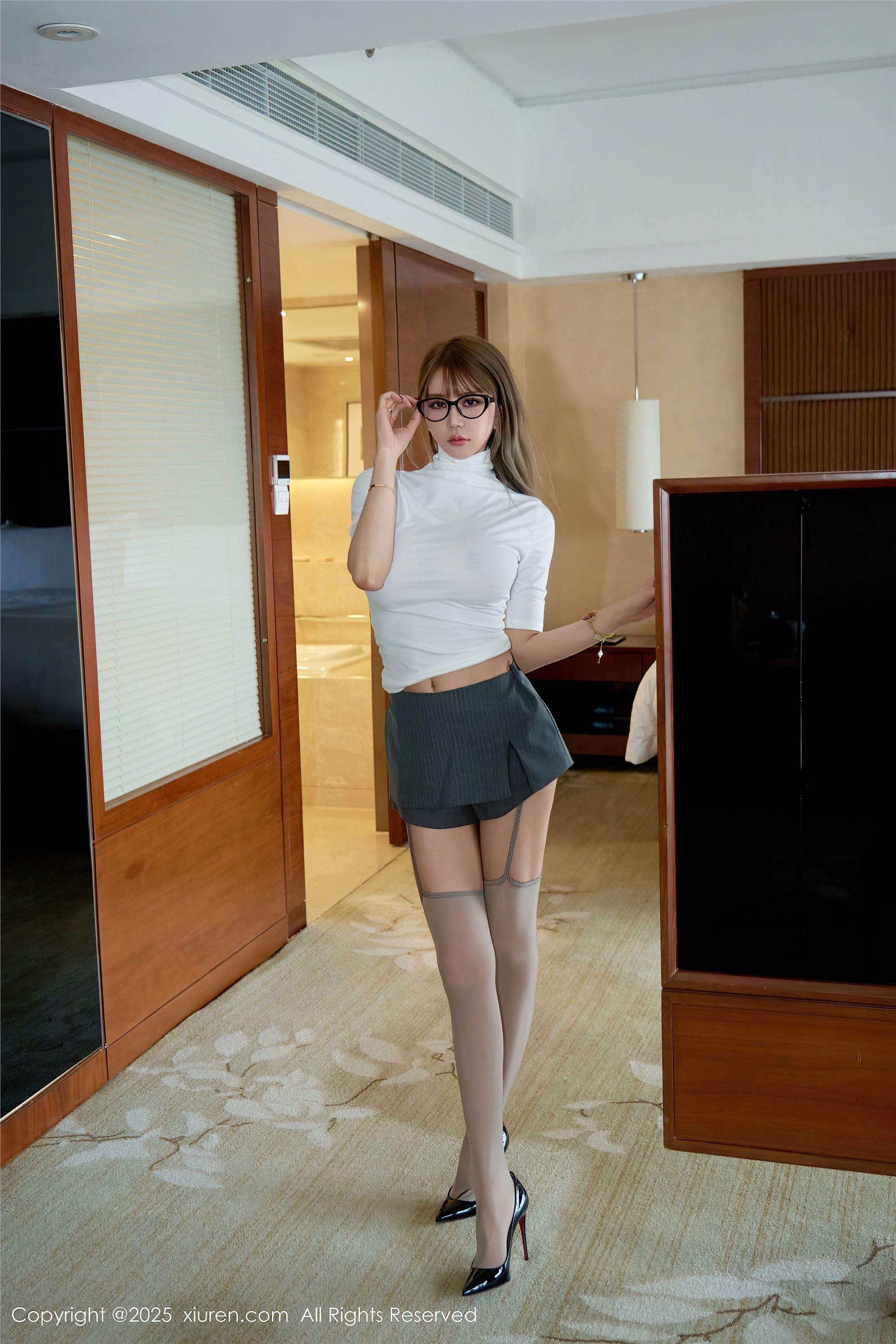 Xiuren秀人网 2025.11.04 NO.10946 Zoe柚柚